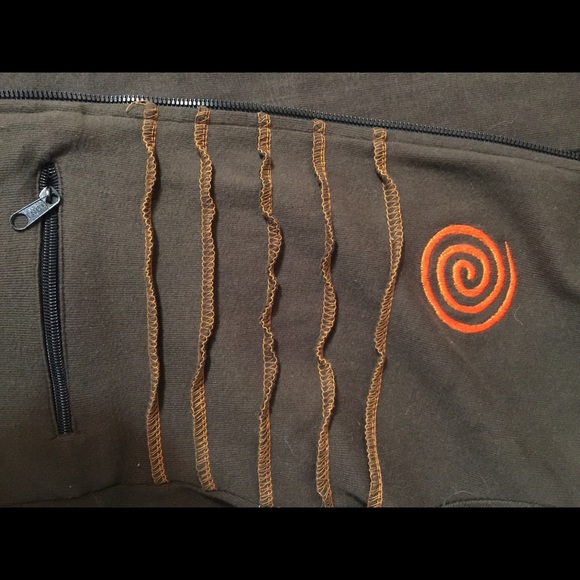 Long pointed hoodie with spiral embroidery trim. - Picture 7 of 8